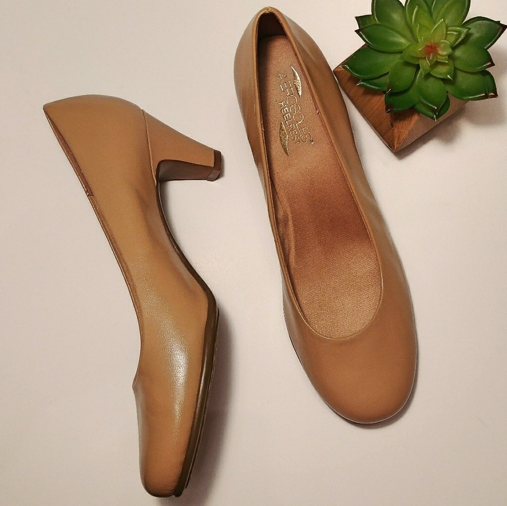 NWOB Aerosoles Heelrest Taupe 10M Low Heels